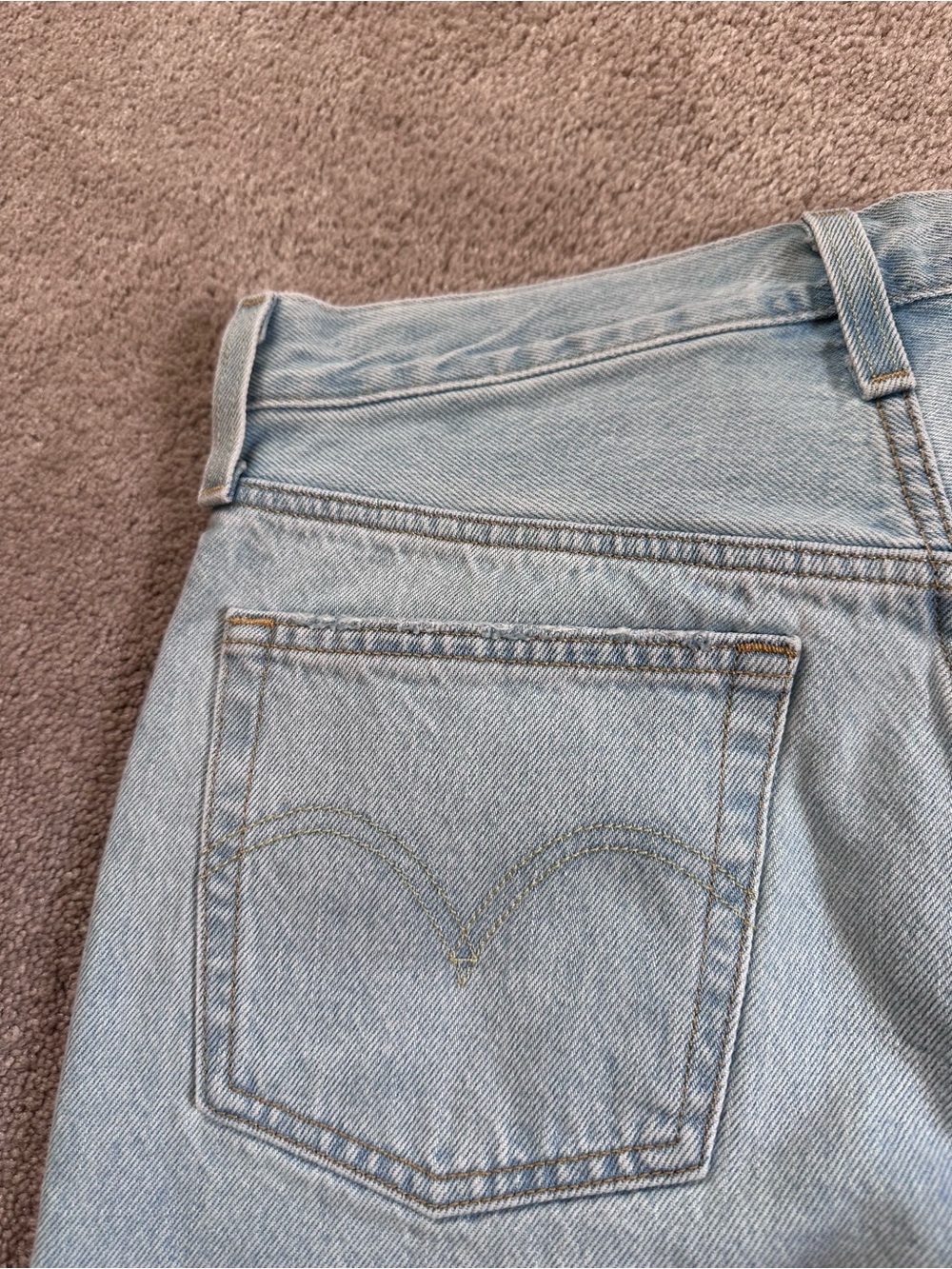 Levi's® 501® Mid-Thigh Shorts Light Indigo Wash Raw/Frayed Hem Women’s Size 27 - Picture 4 of 13